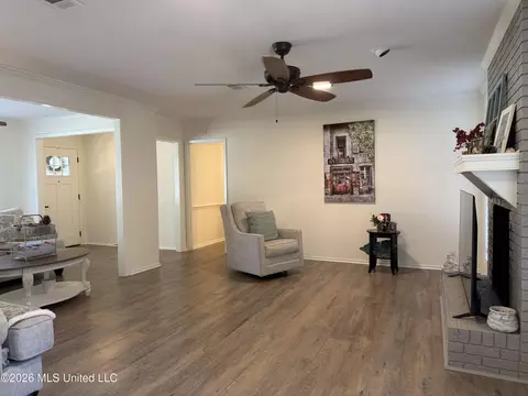 Living - 33 Pebble Hill Dr, Brandon, MS 39042 photo 3 of 5