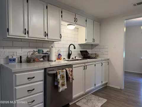 Kitchen - 33 Pebble Hill Dr, Brandon, MS 39042 photo 2 of 4