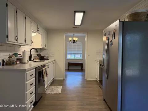 Kitchen - 33 Pebble Hill Dr, Brandon, MS 39042 photo 1 of 4