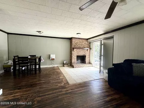 Living - 307 Albert St, Brookhaven, MS 39601 photo 1 of 1