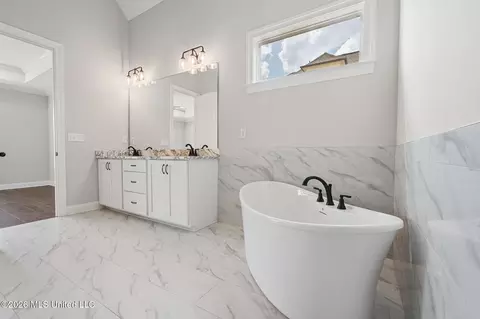 Bath - 2275 Livingston Way, Hernando, MS 38632 photo 2 of 4