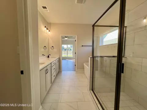 Bath - 2144 Scott Meadows Ln, Hernando, MS 38632 photo 2 of 5