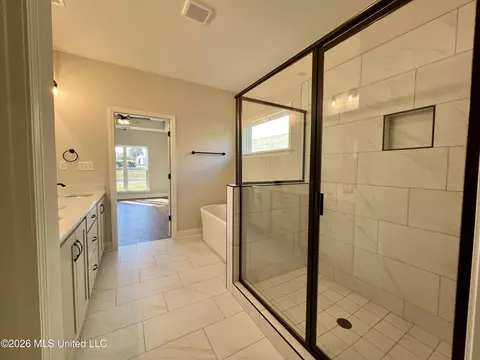 Bath - 2144 Scott Meadows Ln, Hernando, MS 38632 photo 3 of 5