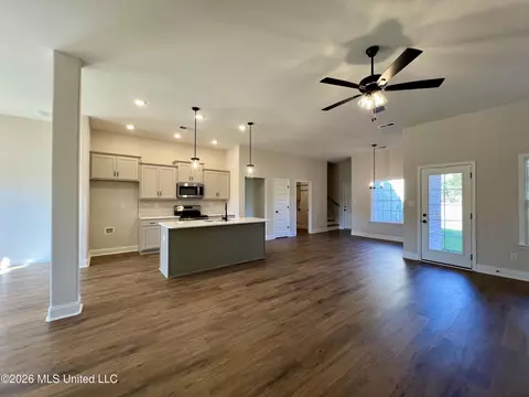 Living - 2144 Scott Meadows Ln, Hernando, MS 38632 photo 1 of 4