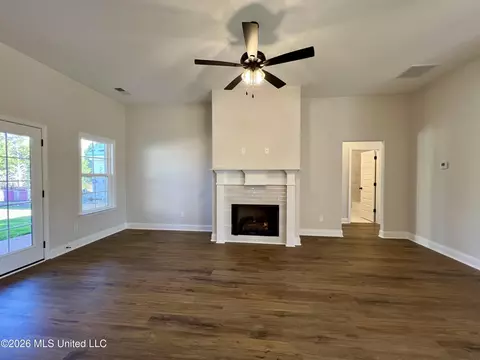 Living - 2144 Scott Meadows Ln, Hernando, MS 38632 photo 3 of 4
