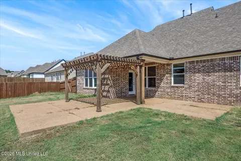 Exterior - 13415 N Fields Ln, Olive Branch, MS 38654 photo 5 of 8
