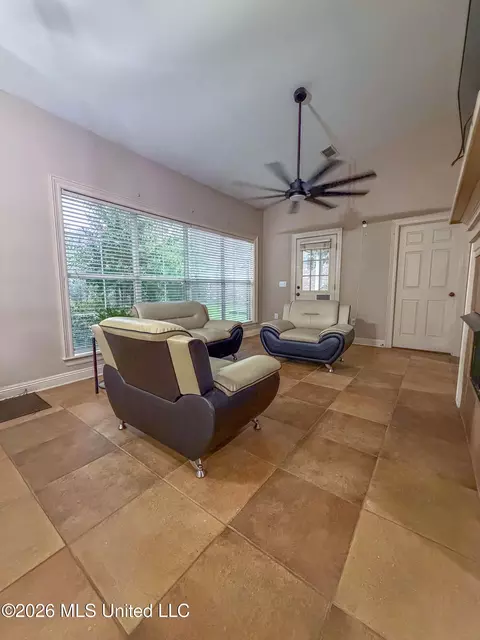Living - 137 Vineyard Blvd, Brandon, MS 39047 photo 4 of 4