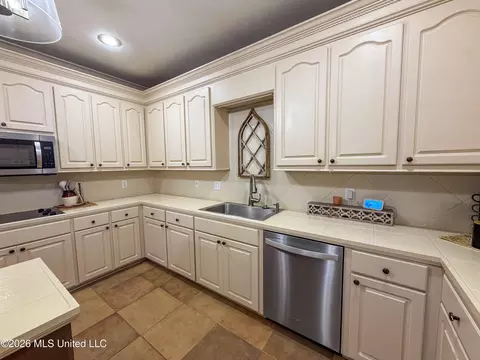 Kitchen - 137 Vineyard Blvd, Brandon, MS 39047 photo 3 of 4