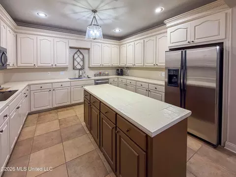 Kitchen - 137 Vineyard Blvd, Brandon, MS 39047 photo 2 of 4