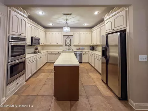 Kitchen - 137 Vineyard Blvd, Brandon, MS 39047 photo 1 of 4
