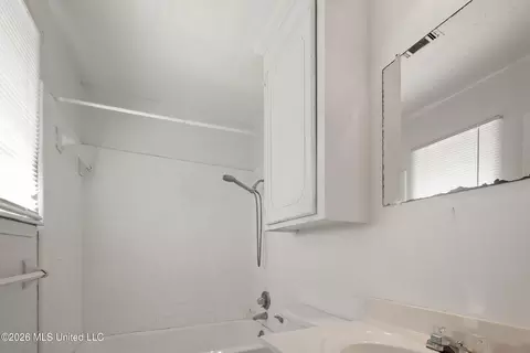 Bath - 173 Thousand Oaks Cir, Jackson, MS 39212 photo 2 of 2