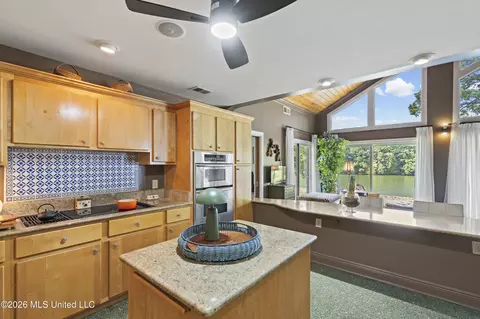 Kitchen - 11360 1st Cypress Cv, Hernando, MS 38632 photo 4 of 4