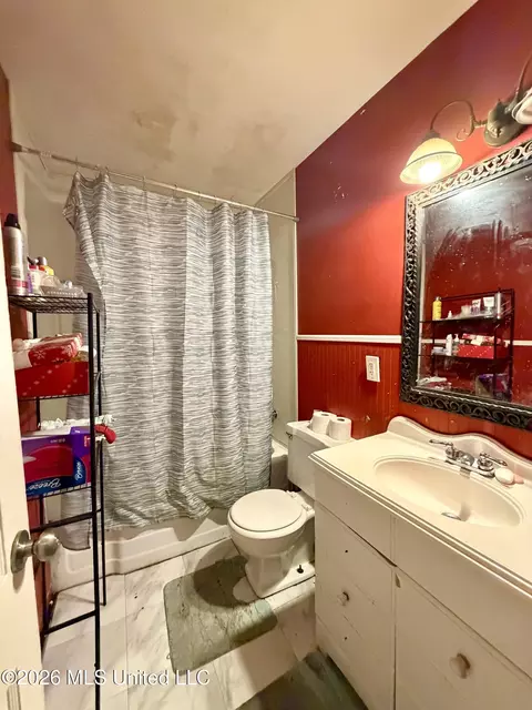 Bath - 809 Robertson St, Brookhaven, MS 39601 photo 2 of 3