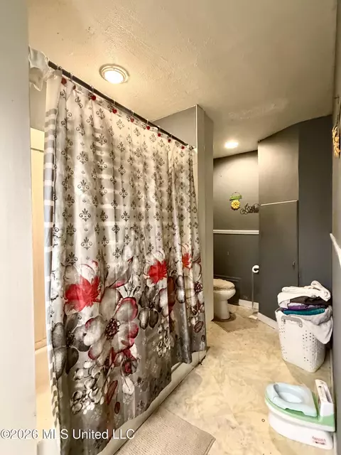 Bath - 809 Robertson St, Brookhaven, MS 39601 photo 1 of 3