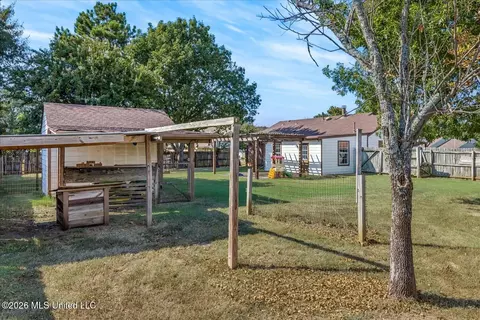 Exterior - 10475 Oak Leaf Dr, Olive Branch, MS 38654 photo 8 of 10