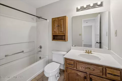 Bath - 10475 Oak Leaf Dr, Olive Branch, MS 38654 photo 1 of 2