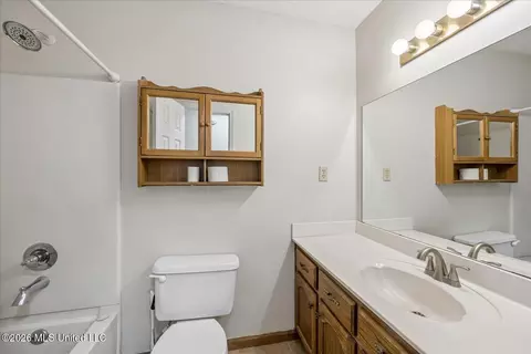 Bath - 10475 Oak Leaf Dr, Olive Branch, MS 38654 photo 2 of 2