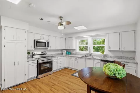 Kitchen - 415 E Pine Ave, Mendenhall, MS 39114 photo 2 of 3