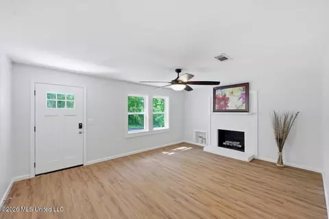Living - 415 E Pine Ave, Mendenhall, MS 39114 photo 2 of 7