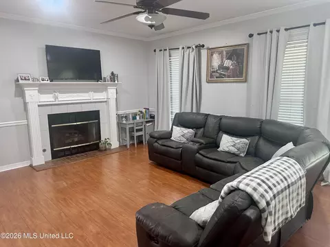 Living - 806 Lindberg Ave, Natchez, MS 39120 photo 2 of 6