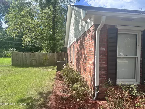Exterior - 806 Lindberg Ave, Natchez, MS 39120 photo 2 of 7