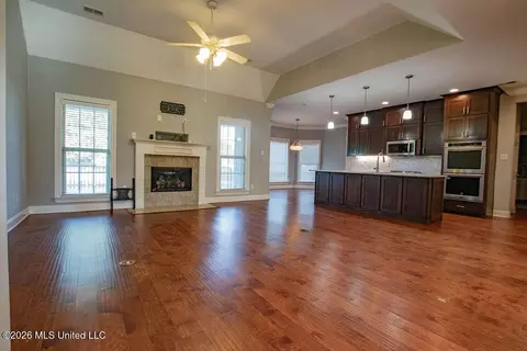 Living - 866 Craft Rd, Hernando, MS 38632 photo 2 of 3