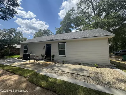 Exterior - 905 8th St, Mccomb, MS 39648 photo 3 of 3