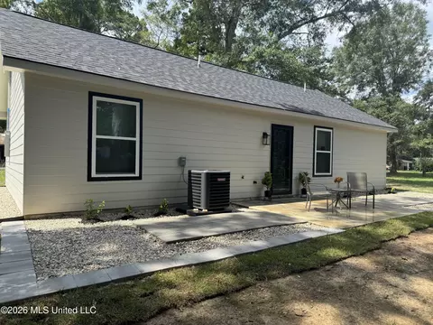 Exterior - 905 8th St, Mccomb, MS 39648 photo 2 of 3