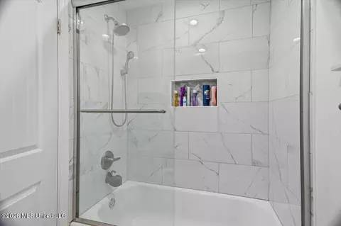 Bath - 134 Chippewa Cir, Jackson, MS 39211 photo 2 of 3