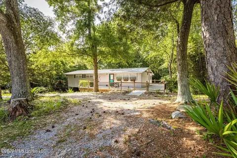 1325 Iberville Dr, Ocean Springs, MS 39564
