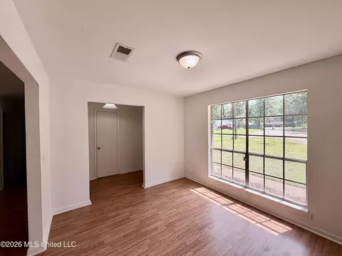 Living - 106 Cumberland Ct, Brandon, MS 39047 photo 2 of 3