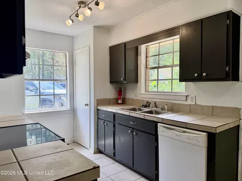 Kitchen - 106 Cumberland Ct, Brandon, MS 39047 photo 3 of 4