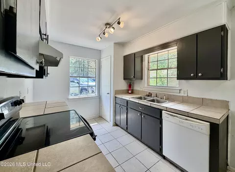 Kitchen - 106 Cumberland Ct, Brandon, MS 39047 photo 2 of 4