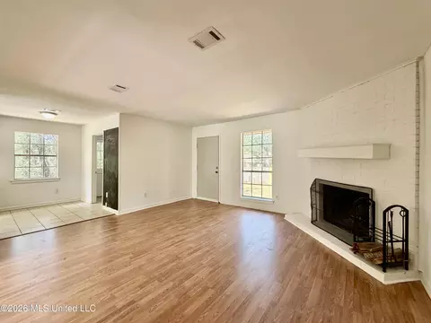 Living - 106 Cumberland Ct, Brandon, MS 39047 photo 3 of 3