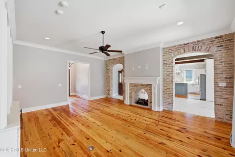 Living - 403 Huntington Pt, Brandon, MS 39047 photo 2 of 5