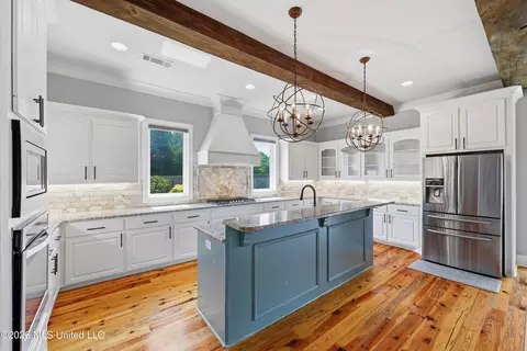 Kitchen - 403 Huntington Pt, Brandon, MS 39047 photo 2 of 4