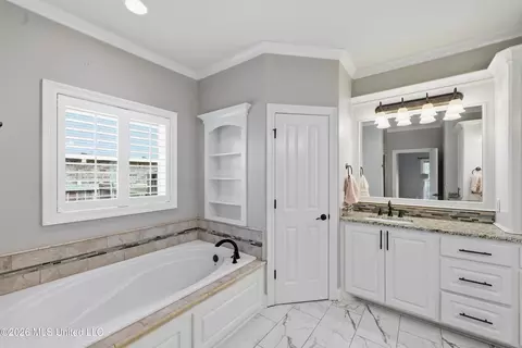 Bath - 403 Huntington Pt, Brandon, MS 39047 photo 1 of 7
