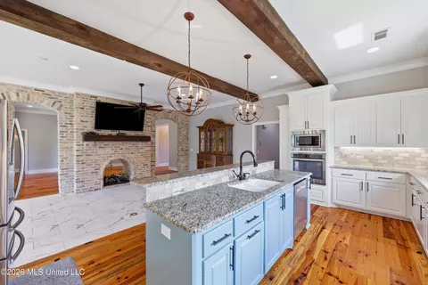 Kitchen - 403 Huntington Pt, Brandon, MS 39047 photo 3 of 4