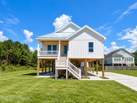 404 Fourth St, Waveland, MS 39576