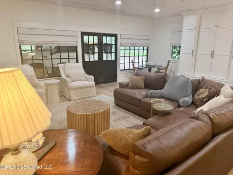 Living - 2 Bingaman Ln, Natchez, MS 39120 photo 3 of 4