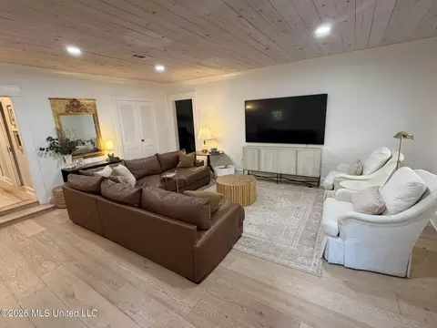 Living - 2 Bingaman Ln, Natchez, MS 39120 photo 1 of 4