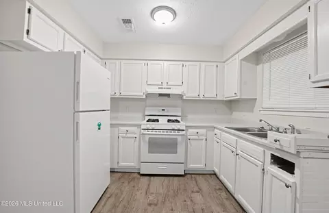Kitchen - 223 One Park Pl, Jackson, MS 39212 photo 4 of 6