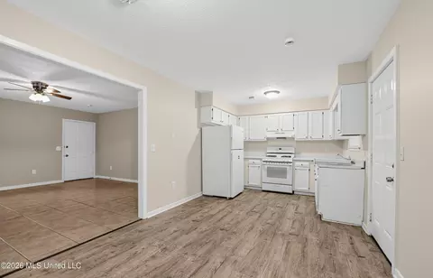 Kitchen - 223 One Park Pl, Jackson, MS 39212 photo 5 of 6