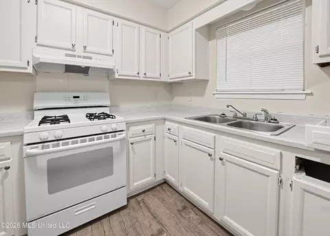 Kitchen - 223 One Park Pl, Jackson, MS 39212 photo 3 of 6