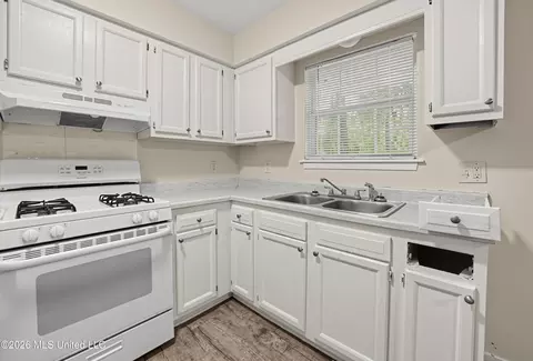 Kitchen - 223 One Park Pl, Jackson, MS 39212 photo 1 of 6