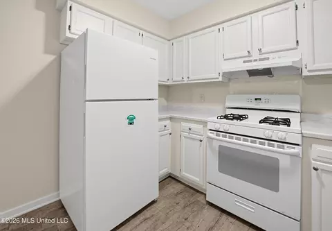 Kitchen - 223 One Park Pl, Jackson, MS 39212 photo 2 of 6