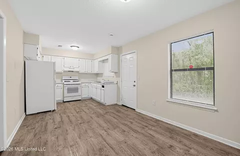 Kitchen - 223 One Park Pl, Jackson, MS 39212 photo 6 of 6