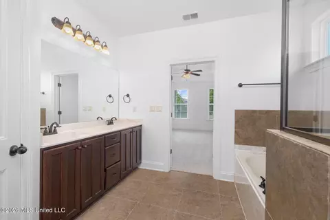 Entry Way - 4656 E Dublin Cir, Olive Branch, MS 38654 photo 4 of 9