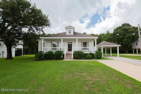 121 Mollere Dr, Waveland, MS 39576