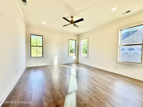 Living - 324 Oakworth Dr, Hernando, MS 38632 photo 7 of 8